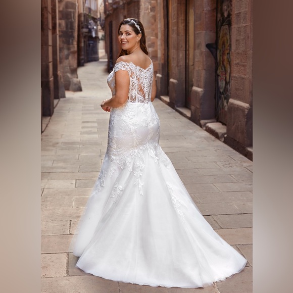 Brand new Wedding dress in size 20US. Refer to size chart and your measurements - Picture 2 of 5